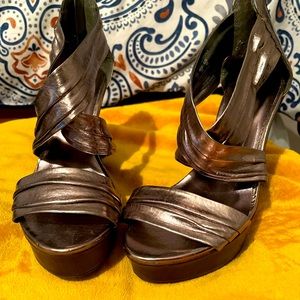 Beautiful Glo pewter wedges. Brand new never worn. SZ. 8 zip up back. $25 OBO.